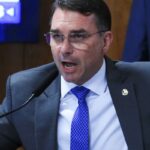 flavio-bolsonaro-desembarca-na-europa-durante-operacao-na-casa-do-pai