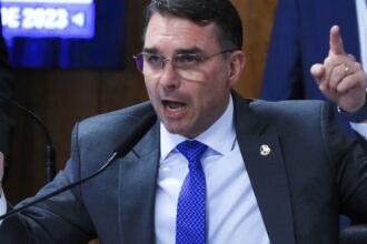 flavio-bolsonaro-desembarca-na-europa-durante-operacao-na-casa-do-pai