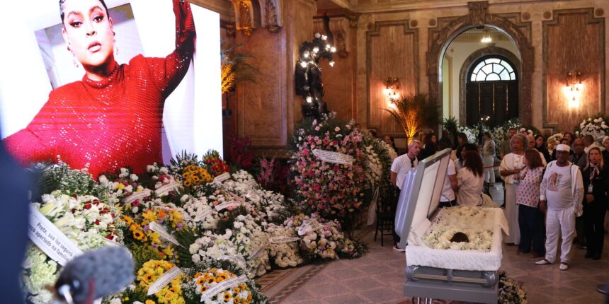 velorio-de-preta-gil-reune-centenas-de-pessoas-no-rio