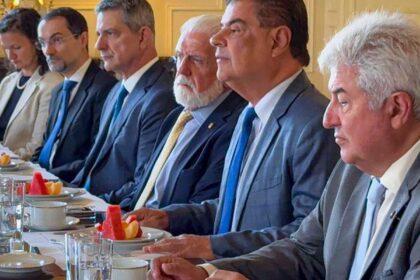 senadores-brasileiros-buscam-dialogo-sobre-tarifas-impostas-por-trump