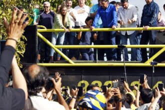 de-tornozeleira,-bolsonaro-participa-de-motociata-em-brasilia