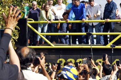 de-tornozeleira,-bolsonaro-participa-de-motociata-em-brasilia