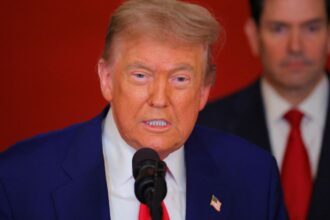 trump-assina-tarifa-de-50%-e-considera-brasil-ameaca-aos-eua