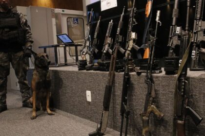 acoes-da-pm-apreendem-fuzis,-metralhadoras-e-drogas-no-rio-de-janeiro