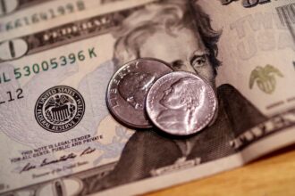 dolar-cai-para-r$-5,50-com-maior-chance-de-corte-de-juros-nos-eua