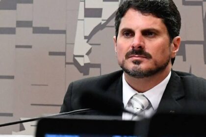 senador-marcos-do-val-e-levado-para-colocar-tornozeleira-eletronica