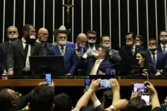 camara:-base-do-governo-chama-ocupacao-do-plenario-de-“chantagem”