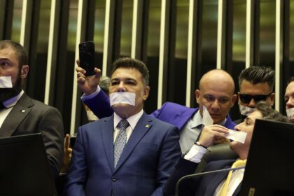 oposicao-pernoita-nos-plenarios-do-congresso-para-impedir-trabalhos