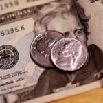 dolar-alcanca-r$-5,50-e-bolsa-cai-2,1%-apos-decisao-de-dino