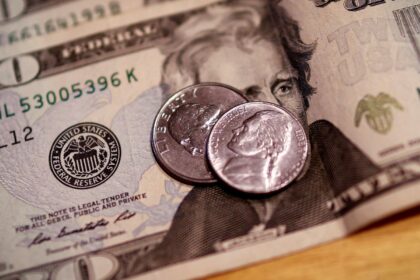 dolar-alcanca-r$-5,50-e-bolsa-cai-2,1%-apos-decisao-de-dino