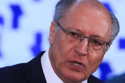 falha-em-aviao-adia-retorno-de-alckmin-ao-brasil