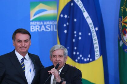 heleno-se-distanciou-de-bolsonaro-e-nao-sabia-de-golpe,-diz-advogado