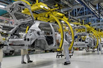 producao-industrial-recua-0,2%-em-julho-e-acumula-efeitos-do-juro-alto