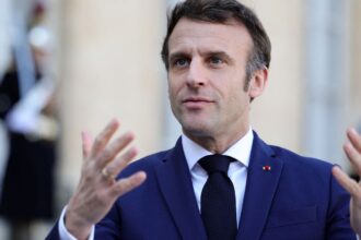 macron-busca-novo-primeiro-ministro-apos-colapso-do-governo