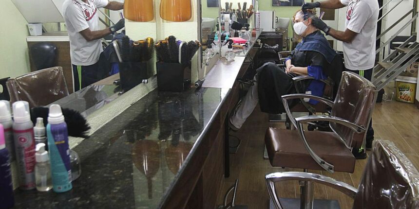 setor-de-servicos-cresce-0,3%-em-julho,-mostra-ibge