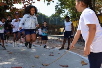 sem-celulares,-desempenho-escolar-e-socializacao-melhoram-no-rio