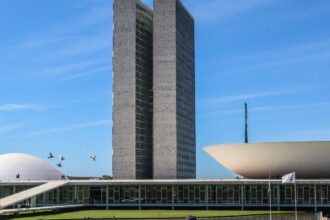 senado-aprova-pena-maior-a-quem-fornecer-drogas-ou-bebidas-a-menores