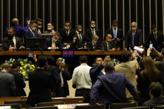 corregedor-da-camara-pede-suspensao-de-3-deputados-envolvidos-em-motim