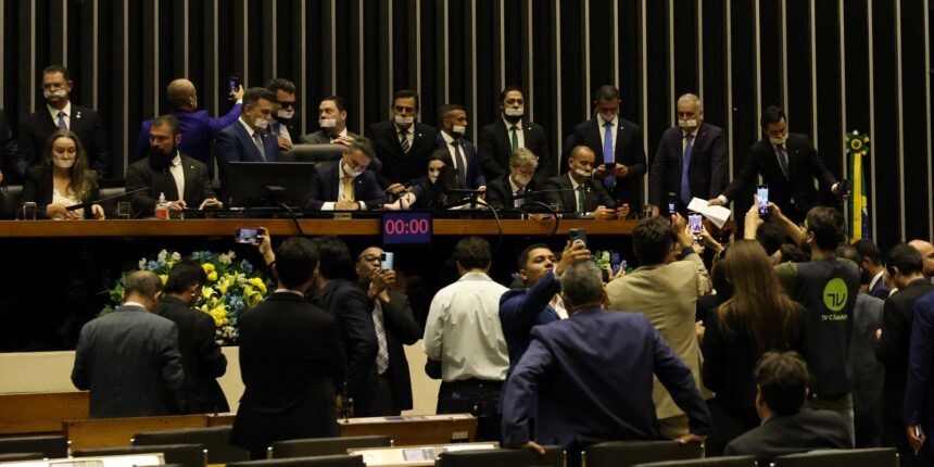 corregedor-da-camara-pede-suspensao-de-3-deputados-envolvidos-em-motim