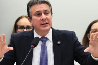 populacao-deve-cobrar-camara-sobre-pec-da-blindagem,-diz-ministro