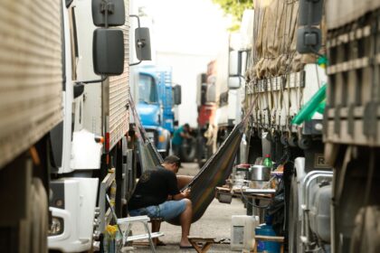jornada-exaustiva-e-solidao-afetam-saude-mental-de-caminhoneiros