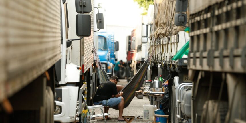 jornada-exaustiva-e-solidao-afetam-saude-mental-de-caminhoneiros