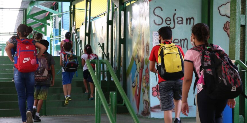 menos-da-metade-das-escolas-publicas-esta-ligada-arede-de-esgoto