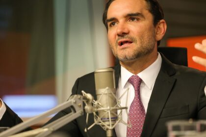 celso-sabino-anuncia-saida-do-comando-do-ministerio-do-turismo