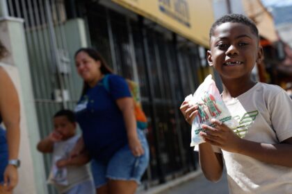 fe-e-alegria-marcam-o-dia-de-cosme-e-damiao-no-rio-de-janeiro