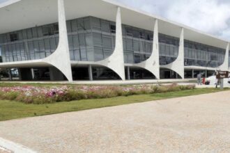 lula-elogia-plebiscito-sobre-taxacao-de-ricos-e-contra-escala-6×1