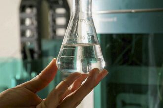 bares-e-fabricantes-treinam-empresas-para-identificar-bebidas-falsas