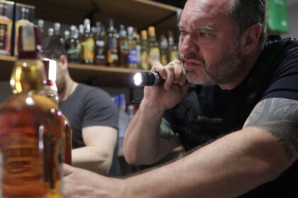 vigilancia-sanitaria-do-rio-fecha-bar-por-venda-de-bebida-sem-registro
