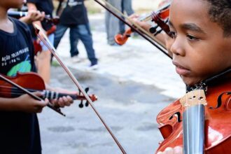 projeto-leva-aulas-de-musica-para-criancas-em-areas-vulneraveis-do-rio