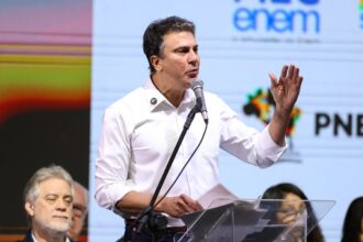 ministro-da-educacao-diz-que-professor-tem-que-ser-bem-remunerado