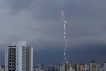 ventos-fortes-em-sp-derrubam-cobertura-de-arena-e-deixam-8-feridos