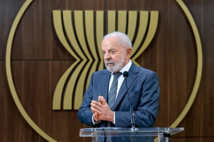 lula-quer-discutir-com-trump-punicao-dada-a-ministros-do-stf