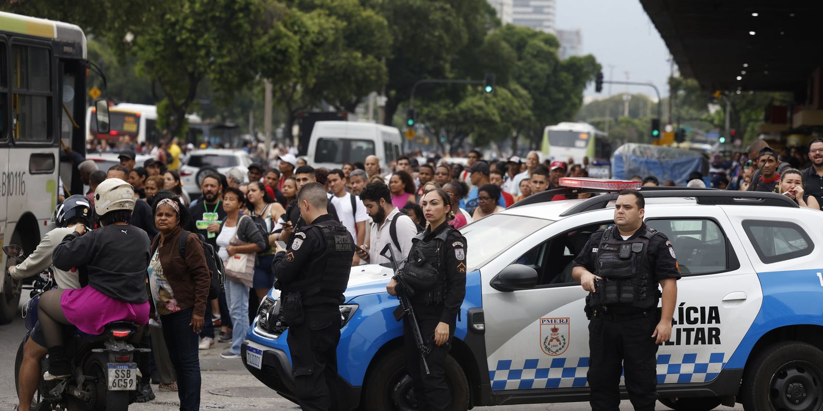 acao-no-rj-e-cortina-de-fumaca-e-expoe-populacao,-dizem-especialistas