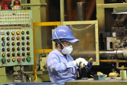 producao-industrial-recua-0,4%-em-setembro,-mostra-ibge