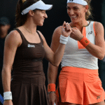 dupla-de-stefani-vira-sobre-atual-campea-e-vai-a-semi-do-wta-finals