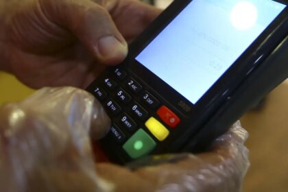 bc:-bandeira-de-cartao-tera-de-pagar-transacoes-em-caso-de-falhas