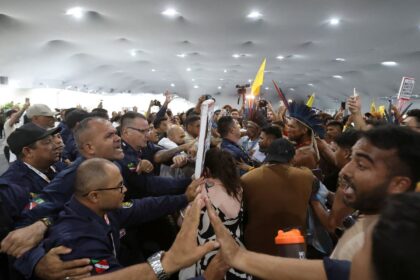 cop30:-manifestantes-confrontam-seguranca-para-entrar-em-area-restrita