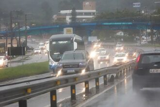 frente-fria-deve-causar-temporais-e-rajadas-de-vento-em-sc