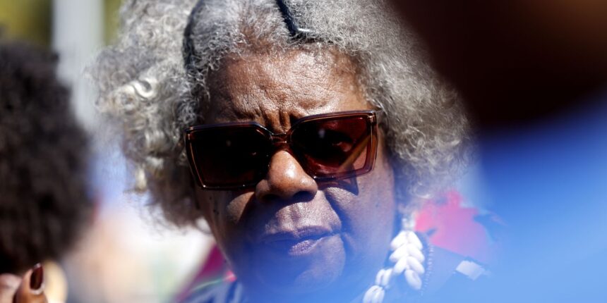 “cada-passo,-cada-pe,-reivindica-o-direito-a-vida”,-diz-escritora