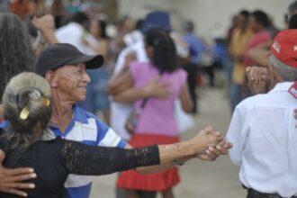 expectativa-de-vida-no-pais-sobe-para-76,6-anos,-a-maior-ja-registrada