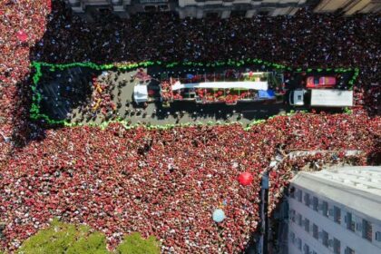 familias-se-juntam-a-multidao-para-festejar-titulo-do-flamengo-no-rj