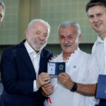lula-entrega-carteiras-de-docente-a-professores-do-ceara