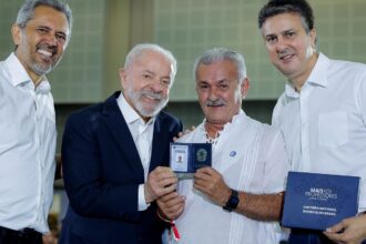 lula-entrega-carteiras-de-docente-a-professores-do-ceara