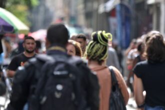 diretores-e-gerentes-negros-ganham-34%-menos-que-brancos,-revela-ibge