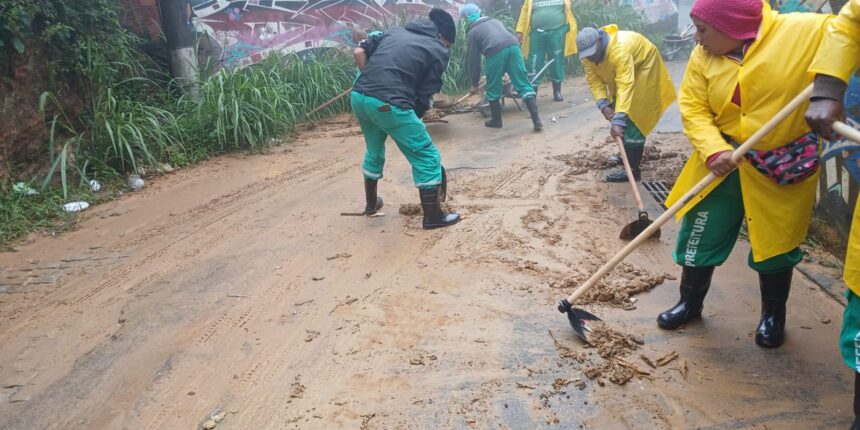 temporal-faz-petropolis-emitir-alerta-extremo-e-fechar-escolas-e-lojas