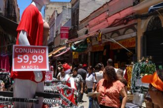 comercio-popular-do-rio-tem-movimentacao-intensa-as-vesperas-do-natal